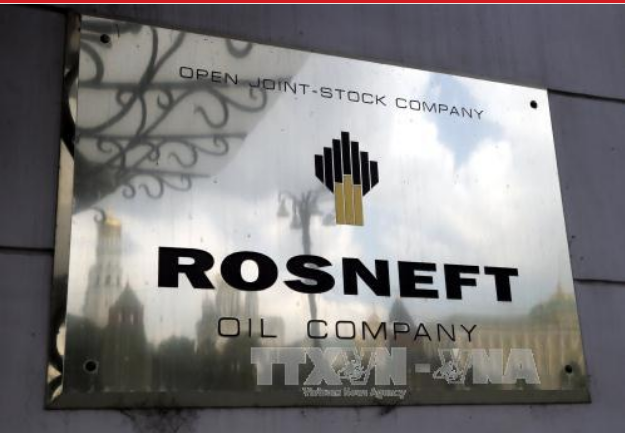 Biểu tượng của Tập đoàn Rosneft tại trụ sở ở Moskva. (Ảnh: EPA/TTXVN) 
