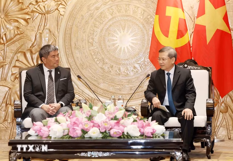 Trưởng Ban Nội chính Trung ương Lê Minh Trí tiếp Phó Chủ tịch Đảng Dân chủ Thái Lan (DEM) Isra Sunthornvut. (Ảnh: Phương Hoa/TTXVN)