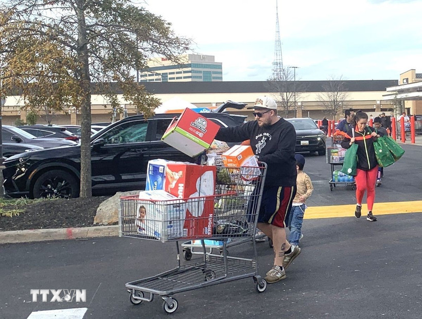 Khách hàng mua sắm tại một trung tâm thương mại ở bang Maryland. (Ảnh: Ngọc Quang/TTXVN)