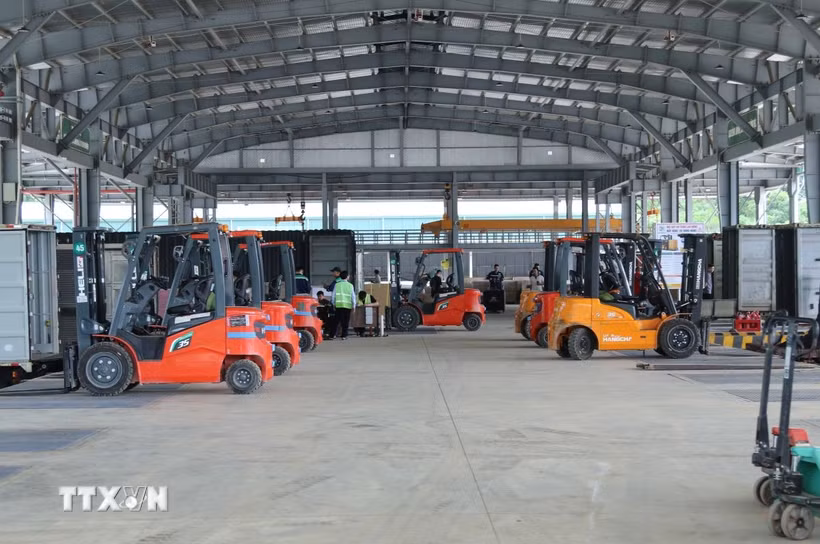 Khu vực sang tải hàng hóa xuất nhập khẩu trong khu vực cửa khẩu Chi Ma, tỉnh Lạng Sơn. (Ảnh: Quang Duy/TTXVN)