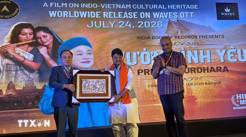 Giáo sư, Tiến sỹ Chu Bảo Quế tặng tranh Đông Hồ cho ông Kailash Vijayvargiya, Bộ trưởng Các vấn đề Nghị viện bang Madhya Pradesh đồng thời là khách mời chính của sự kiện. (Ảnh Ngọc Thúy/TTXVN)