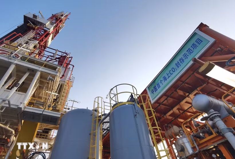 Hệ thống thu hồi và lưu trữ carbon trên giàn khoan Trung Quốc. (Ảnh: THX/TTXVN)