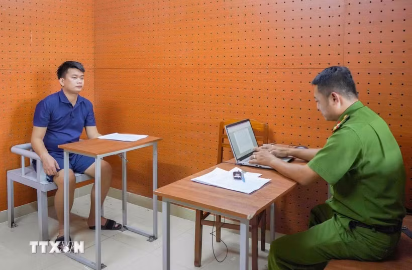 Cơ quan Công an lấy lời khai đối tượng Hồ Bảo Khanh. (Ảnh: TTXVN phát)
