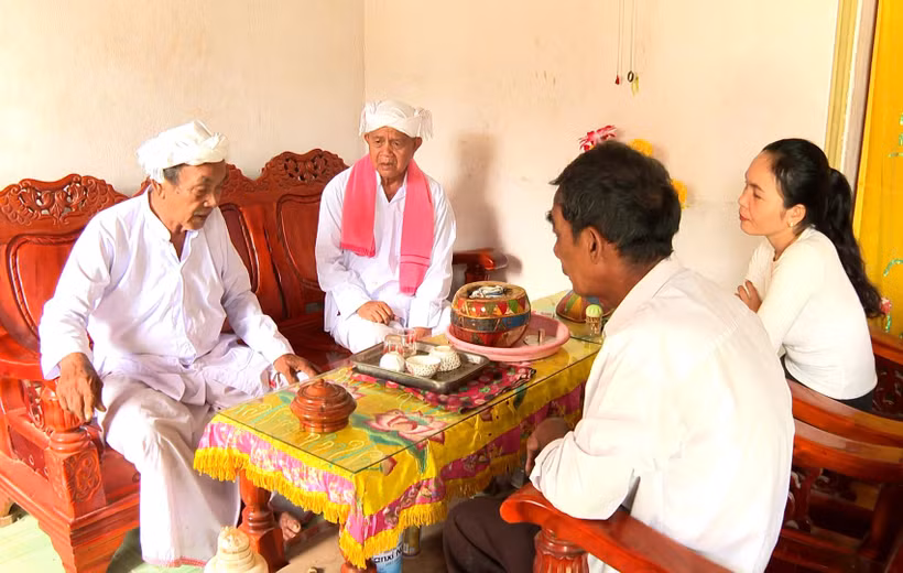 Ông Thông Long thảo luận, bàn bạc công việc với Ban Điều hành thôn Lâm Thuận. (Nguồn: Vietnam+)