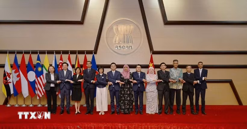 Các đại biểu tại cuộc họp Ủy ban chung ASEAN-Trung Quốc lần thứ 27. (Ảnh: TTXVN phát)