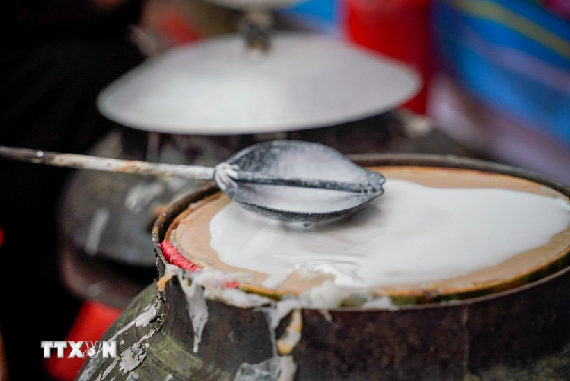 Gạo phải được chọn kỹ, ngâm đủ độ, xay mịn, rồi tráng bằng hơi nước trên nồi vải căng. (Ảnh: Khánh Hòa/TTXVN)