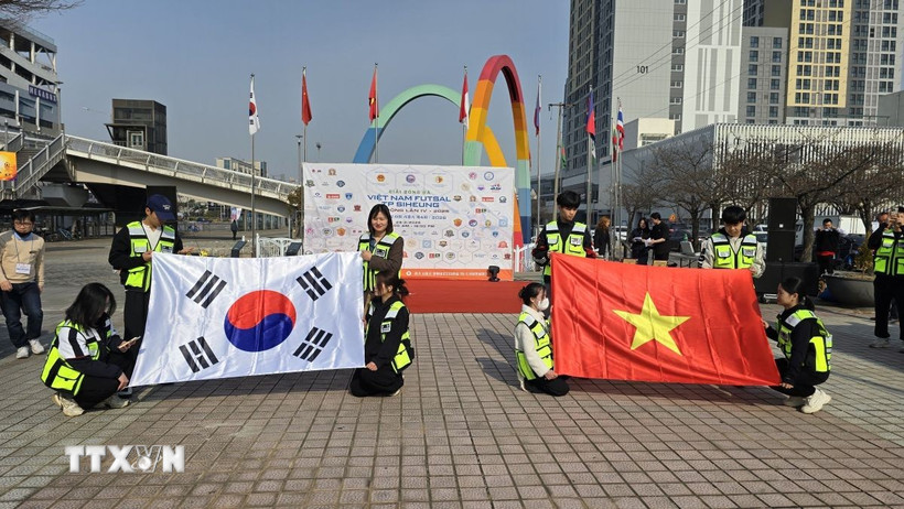 Quang cảnh nghi thức chào cờ tại lễ khai mạc. (Ảnh: Đức Thắng/TTXVN)