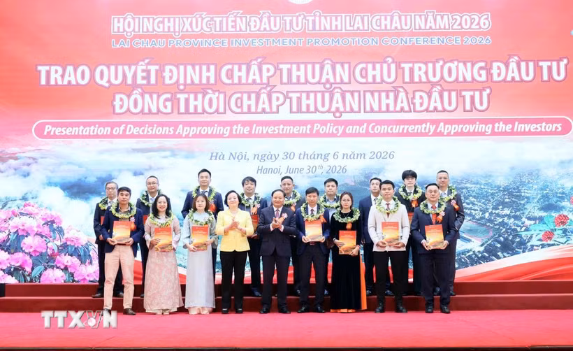 Phó Thủ tướng Phạm Thị Thanh Trà và Bí thư tỉnh Lai Châu Lê Minh Ngân trao quyết định chấp thuận chủ trương đầu tư đồng thời chấp thuận nhà đầu tư cho các doanh nghiệp. (Ảnh: An Đăng/TTXVN)