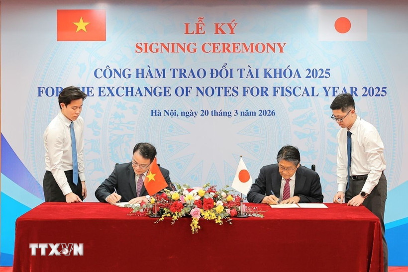 Ông Trần Quốc Phương, Thứ trưởng Bộ Tài chính và Đại sứ Đặc mệnh toàn quyền Nhật Bản tại Việt Nam Ito Naoki thay mặt Chính phủ hai nước ký Công hàm. (Ảnh: Lê Đông/TTXVN)