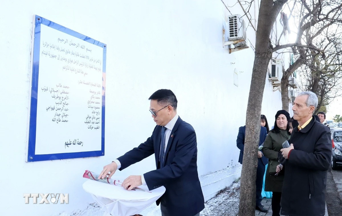 Trang trọng tưởng niệm các nhà báo Việt Nam và Algeria hy sinh ở Sóc Sơn