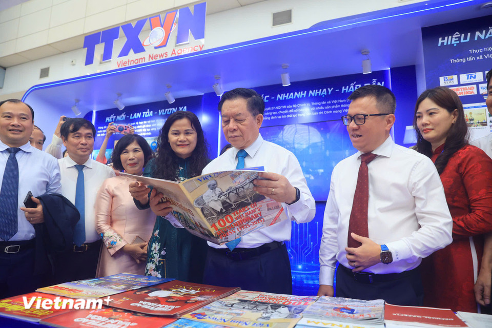 Đồng chí Nguyễn Trọng Nghĩa, Ủy viên Bộ Chính trị, Bí thư Trung ương Đảng, Trưởng Ban Tuyên giáo và Dân vận Trung ương cùng các đại biểu tham quan gian trưng bày của Thông tấn xã Việt Nam tại Hội báo. (Ảnh: Hoài Nam/Vietnam+)