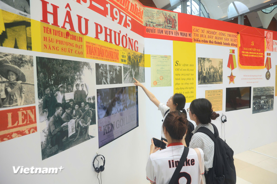 Các bạn trẻ tham quan những hình ảnh, hiện vật, tư liệu quý phản ánh chặng đường 100 năm hình thành và phát triển của Báo chí cách mạng Việt Nam. (Ảnh: Hoài Nam/Vietnam+)