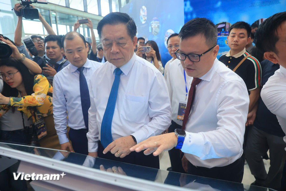 Các đại biểu tham quan gian trưng bày của Báo Nhân dân tại Hội báo. (Ảnh: Hoài Nam/Vietnam+)