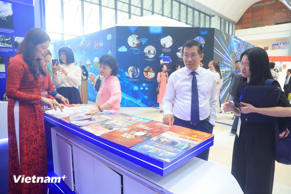 Các đại biểu tham quan gian trừng bày ấn phẩm của các báo. (Ảnh: Hoài Nam/Vietnam+)