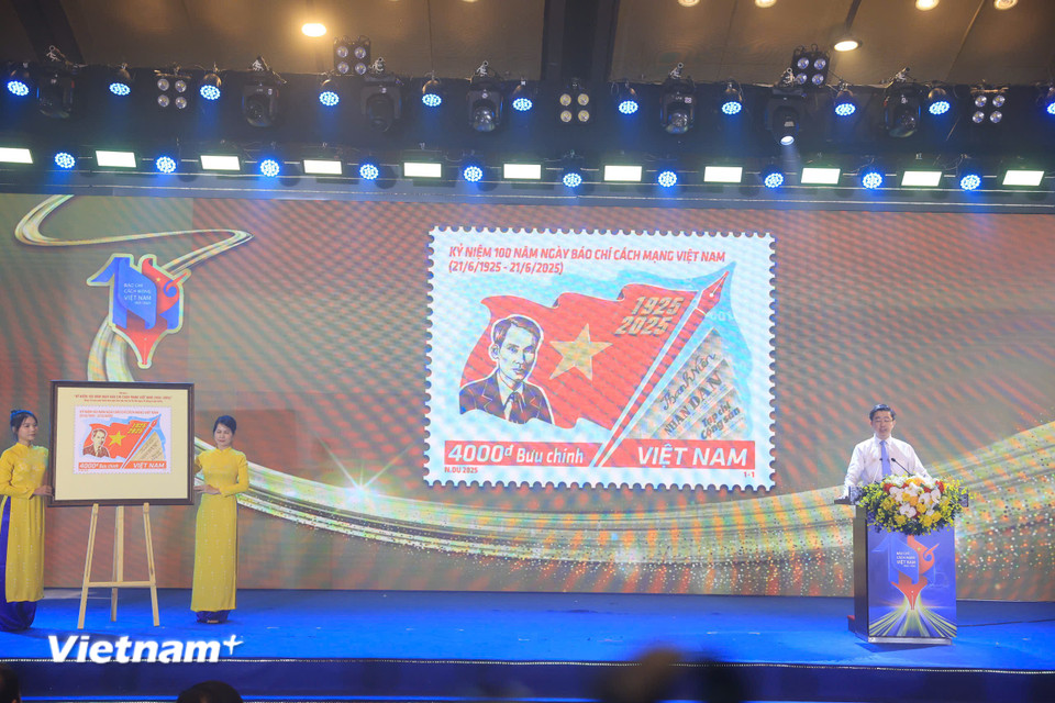 Bộ tem đặc biệt kỷ niệm 100 năm Ngày Báo chí Cách mạng Việt Nam do hoạ sỹ Nguyễn Du - Tổng công ty Bưu điện Việt Nam thiết kế với nội dung chính thể hiện khí thế hừng hực của lớp lớp thế hệ người làm báo. Hình tượng nổi bật chính là cây bút, lá cờ và Bác Hồ (Người sáng lập và rèn luyện Báo chí cách mạng Việt Nam). (Ảnh: Hoài Nam/TTXVN)