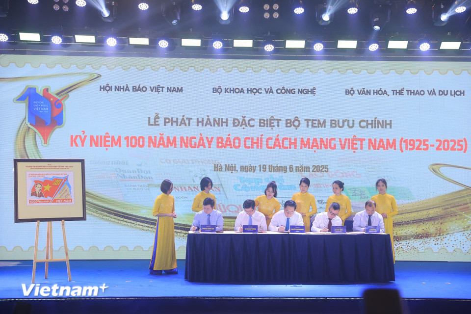 Trong khuôn khổ Hội báo toàn quốc năm 2025, Bộ Khoa học và Công nghệ phối hợp với Hội Nhà báo Việt Nam tổ chức phát hành đặc biệt bộ tem “Kỷ niệm 100 năm Ngày Báo chí Cách mạng Việt Nam (1925 - 2025)”. (Ảnh: Hoài Nam/TTXVN)