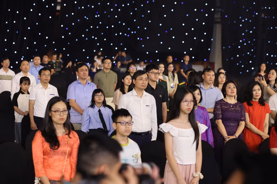 Phút mặc niệm dành cho hơn 500 nhà báo liệt sỹ đã ngã xuống vì sự nghiệp cách mạng của Tổ quốc. (Ảnh: Hoài Nam/Vietnam+)