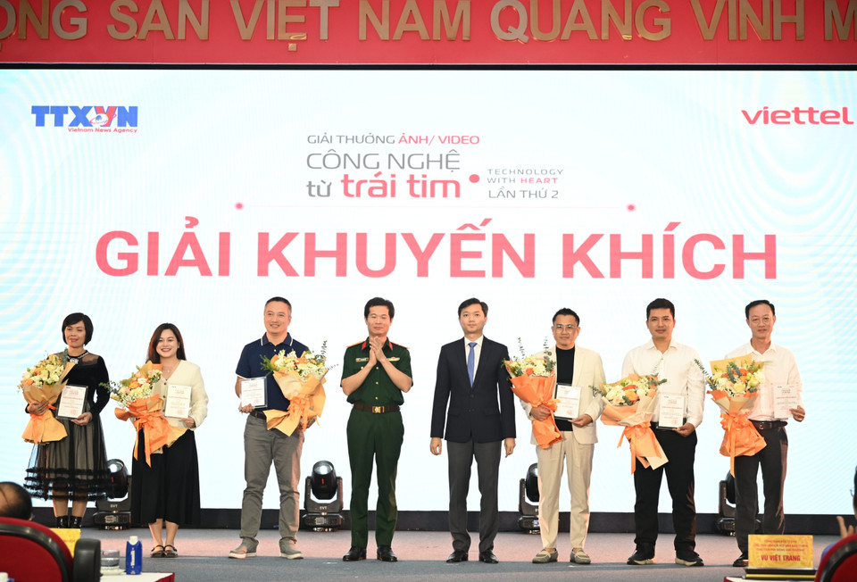 Giải thưởng trao đi 32 giải thưởng ở 3 hạng mục Ảnh đơn, Ảnh bộ và Video. Trong đó có 14 giải khuyến khích. (Ảnh: Nhật Minh/Vietnam+)