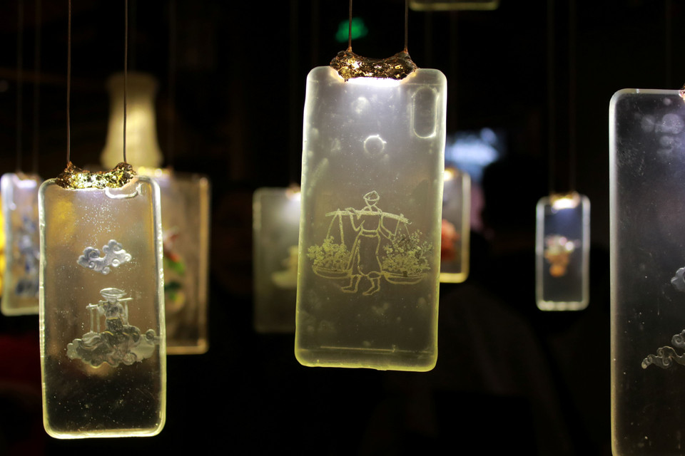 "Thiên Quang" là loạt tác phẩm nhựa composite đổ khuôn vào các ốp điện thoại với ý nghĩa: Để các vốn cổ của cha ông luôn được ở gần mỗi người. (Ảnh: Minh Anh/Vietnam+)