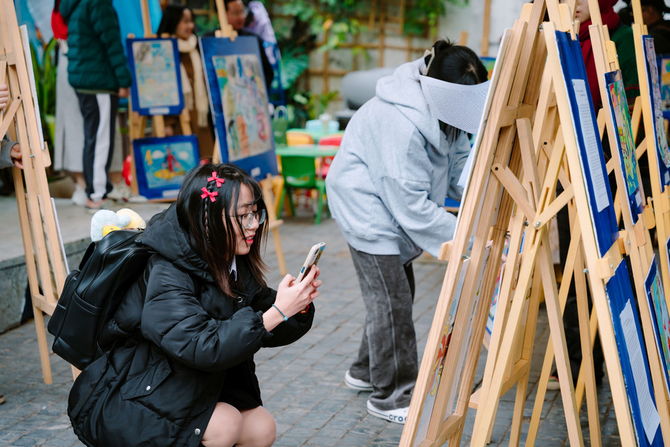 Triển lãm kéo dài từ ngày 11-18/1/2025 tại Phố sách Hà Nội (phố 19 tháng 12, Hoàn Kiếm), mang đến hơn 20 tác phẩm được trao giải, chọn lọc từ 70 tranh gửi về. (Ảnh: CTV/Vietnam+)