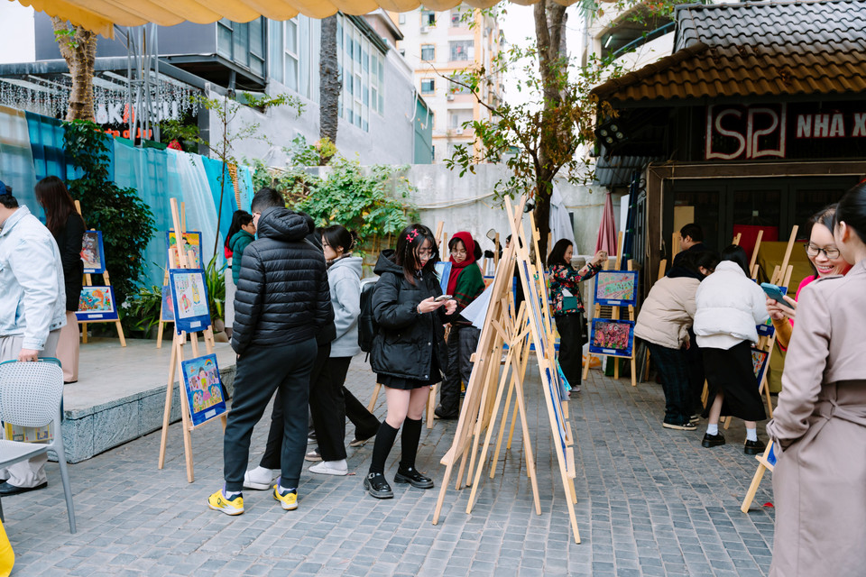 Với chiến dịch, người dân được các tình nguyện viên hỗ trợ thả cá, thu gom rác, hướng dẫn xử lý các đồ thả sông một cách phù hợp. (Ảnh minh họa: CTV/Vietnam+)
