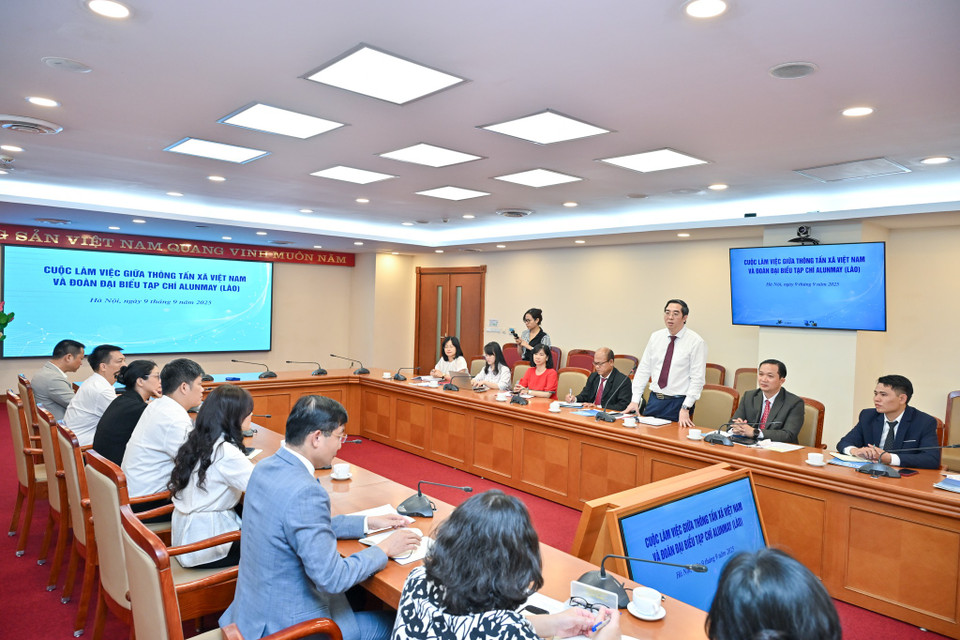 Cùng dự buổi làm việc, nhà báo Lê Hải (người đang phát biểu) - Trưởng ban Tạp chí Cộng sản Điện tử cho hay những năm qua Tạp chí Alunmay rất quan tâm đến chuyển đổi số. (Ảnh: Minh Sơn/Vietnam+)