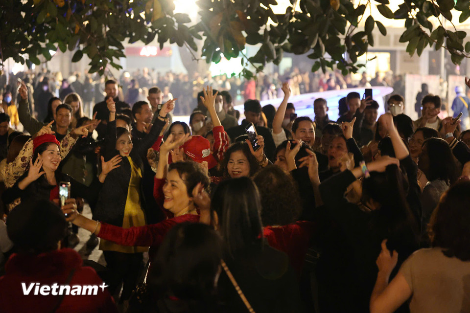 Từ đầu giờ tối, người dân Thủ đô đã sớm đổ về các điểm bắn pháo hoa, sẵn sàng cho khoảnh khắc đếm ngược. (Ảnh: Hoài Nam/Vietnam+)