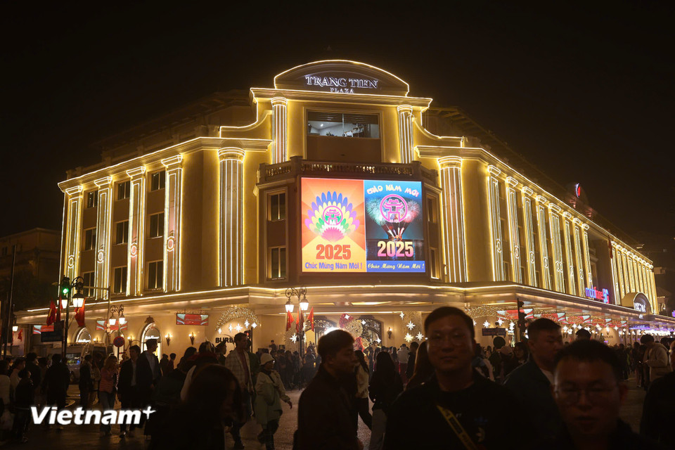 Nhiều điểm đến trên khu vực phố đi bộ quanh Hồ Gươm đã được trang hoàng rực rỡ từ sớm. (Ảnh: Hoài Nam/Vietnam+)