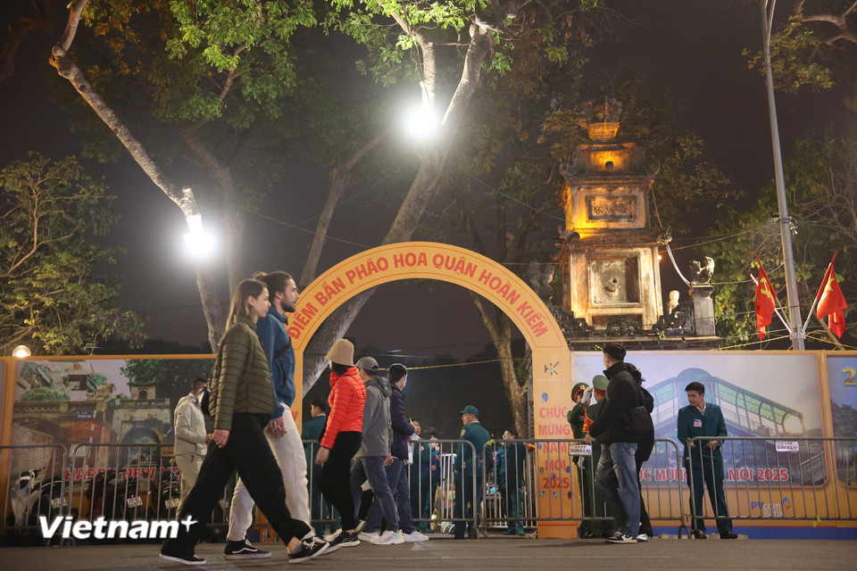 Năm nay Thủ đô Hà Nội có 5 điểm bắn pháo hoa, trong đó có 2 điểm ở quận Hoàn Kiếm (trước trụ sở báo Hà Nội mới và trước Bưu điện Hà Nội - điểm bắn trong hình), 1 điểm tại khuôn viên đường đua F1 (quận Nam Từ Liêm), 1 điểm tại hồ Văn Quán (Hà Đông), 1 điểm tại Thành cổ Sơn Tây (Sơn Tây) và 1 điểm tại Trung tâm Thể dục thể thao huyện Đông Anh). (Ảnh: Hoài Nam/Vietnam+)