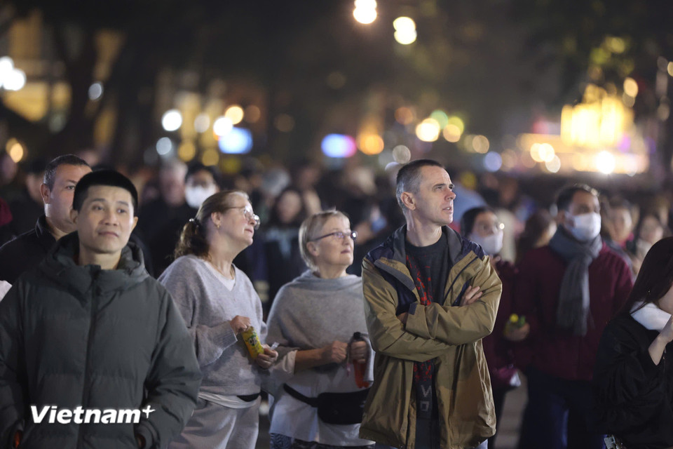 Nhiều du khách quốc tế cùng hòa với không khí này, cho biết chọn Việt Nam vì đây là nơi bình yên và đẹp đẽ để trải nghiệm đón năm mới. (Ảnh: Hoài Nam/Vietnam+)