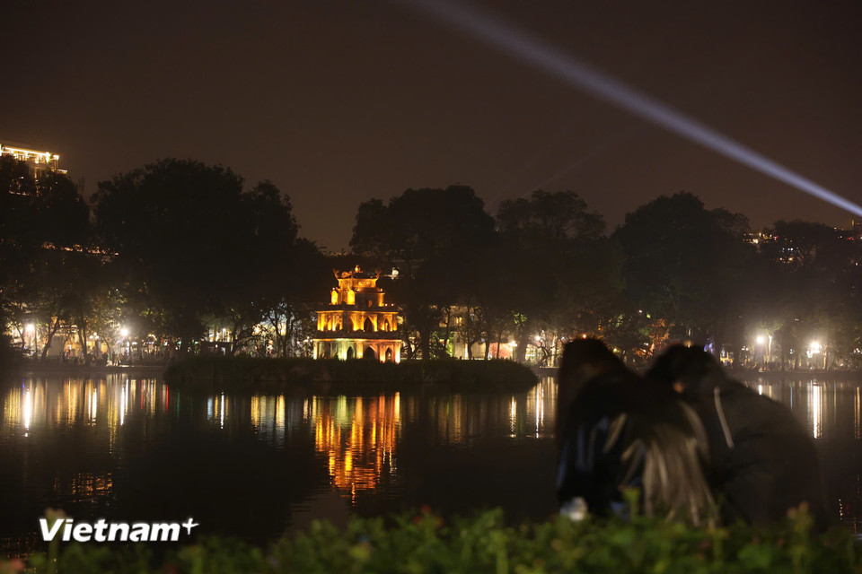 Tháp Rùa lung linh trong đêm Giao thừa Tết Dương lịch. (Ảnh: Hoài Nam/Vietnam+)