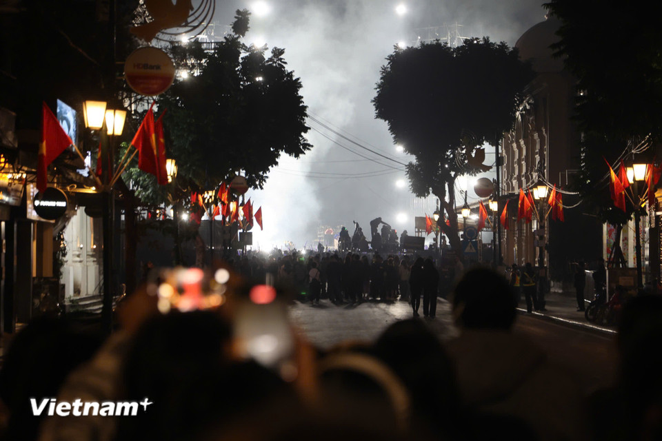 Khán giả khu vực đếm ngược đã sẵn sàng cho những giây phút cuối cùng của năm. (Ảnh: Hoài Nam/Vietnam+)