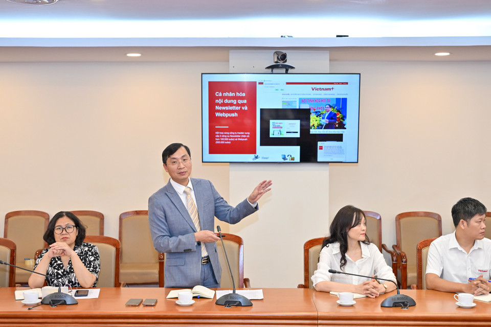 Đại diện Báo Điện tử VietnamPlus, Tổng Biên tập Trần Tiến Duẩn đã trao đổi nhiều phương pháp để tiếp cận độc giả một cách hiệu quả hơn, thông qua việc tích hợp, ứng dụng các nển tảng công nghệ. (Ảnh: Minh Sơn/Vietnam+)