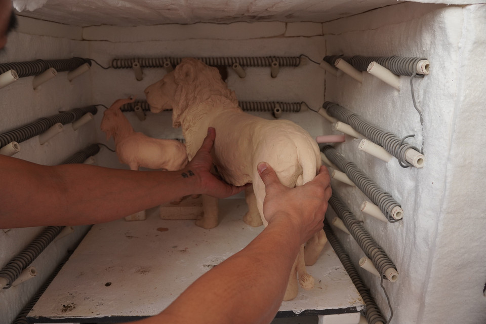 Từng đường nét, dù là nhỏ nhất, đều được đôi bàn tay khéo léo của anh chạm khắc một cách tinh tế và sống động. Mỗi lần sáng tạo là một hành trình duy nhất, cho ra đời một tác phẩm độc bản, không có sự trùng lặp, không phiên bản thứ hai. (Ảnh: Hương Ly/Vietnam+)