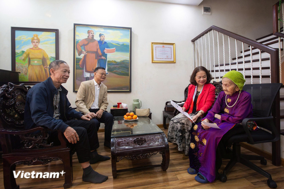 Trong thời gian gấp rút chuẩn bị cho Ngày hội toàn dân, có một khoảnh khắc khiến tổ bầu cử khu vực bỏ phiếu số 11, phường Hồng Hà đặc biệt xúc động. Đó là khoảnh khắc gửi thẻ cử tri cho Mẹ Việt Nam Anh hùng Nguyễn Thị Tẹo. (Ảnh: Minh Anh/Vietnam+)