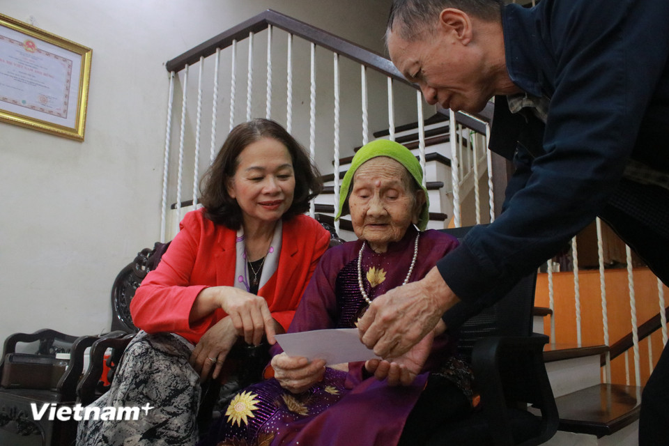 Mẹ Việt Nam Anh hùng Nguyễn Thị Tẹo, sinh năm 1927 tại Tiền Hải, Thái Bình, hiện sống cùng con cháu trên phố An Dương, Hà Nội. Mẹ là biểu tượng của người phụ nữ Việt Nam cao cả, kiên cường, bất khuất, có chồng và con trai lần lượt hy sinh trong hai cuộc kháng chiến chống Pháp và Mỹ. (Ảnh: Minh Anh/Vietnam+)