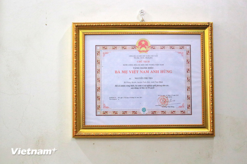 Trên tường phòng khách luôn trang trọng treo tấm bằng danh hiệu Mẹ Việt Nam Anh hùng của Mẹ Nguyễn Thị Tẹo - một sự ghi nhớ cho mỗi thành viên trong gia đình về những hy sinh cao cả vì dân, vì nước. (Ảnh: Minh Anh/Vietnam+)