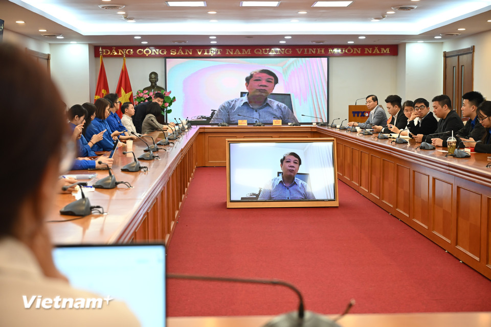 Mở đầu, nhà báo Trần Thanh Bình - Trưởng Cơ quan thường trú Thông tấn xã Việt Nam tại Israel chia sẻ về những khó khăn và kinh nghiệm tác nghiệp giữa 'điểm nóng' Trung Đông trong giai đoạn hiện nay. (Ảnh: Minh Anh/Vietnam+)