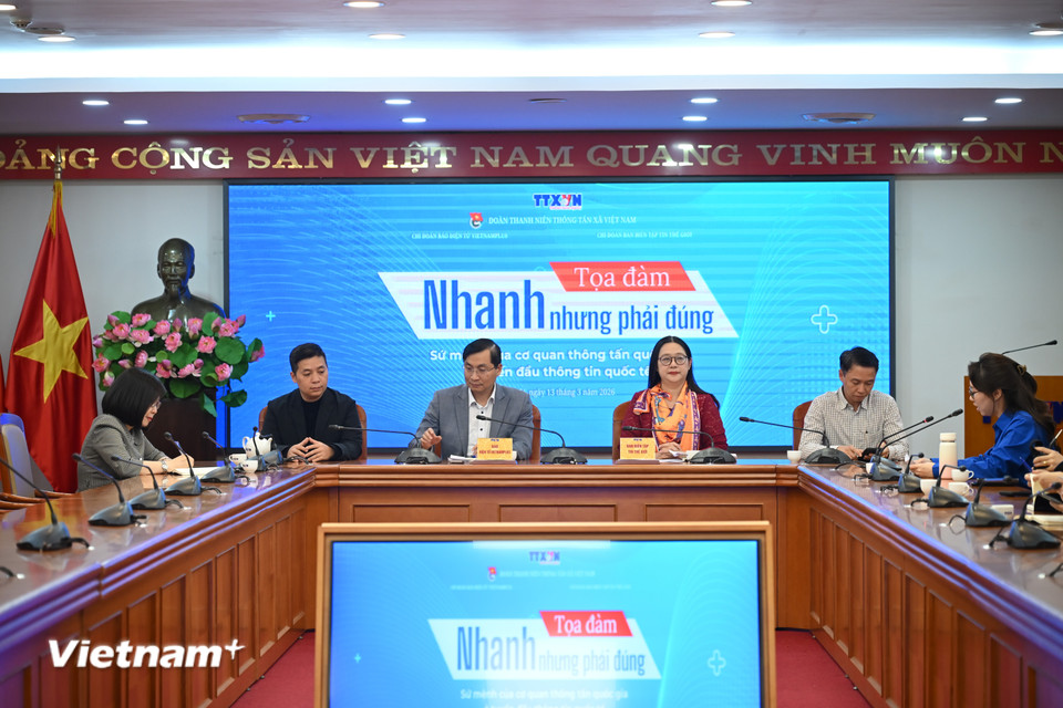 Chiều 13/3 tại Trung tâm Thông tấn Quốc gia diễn ra Tọa đàm "Nhanh nhưng phải đúng: Sứ mệnh của cơ quan thông tấn quốc gia ở tuyến đầu thông tin quốc tế." Tọa đàm do Chi đoàn Báo Điện tử VietnamPlus phối hợp với Chi đoàn Ban biên tập tin Thế giới thực hiện. (Ảnh: Minh Anh/Vietnam+)