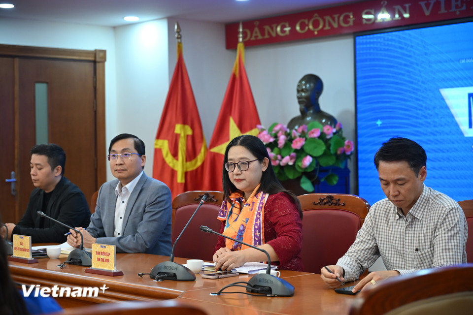 Nhà báo Lại Thị Thanh Mai - Trưởng Ban biên tập tin Thế giới trao đổi về quy trình kiểm chứng, xử lý thông tin từ phóng viên thường trú và các nguồn tin quốc tế, đảm bảo đưa tin đúng định hướng. (Ảnh: Minh Anh/Vietnam+)