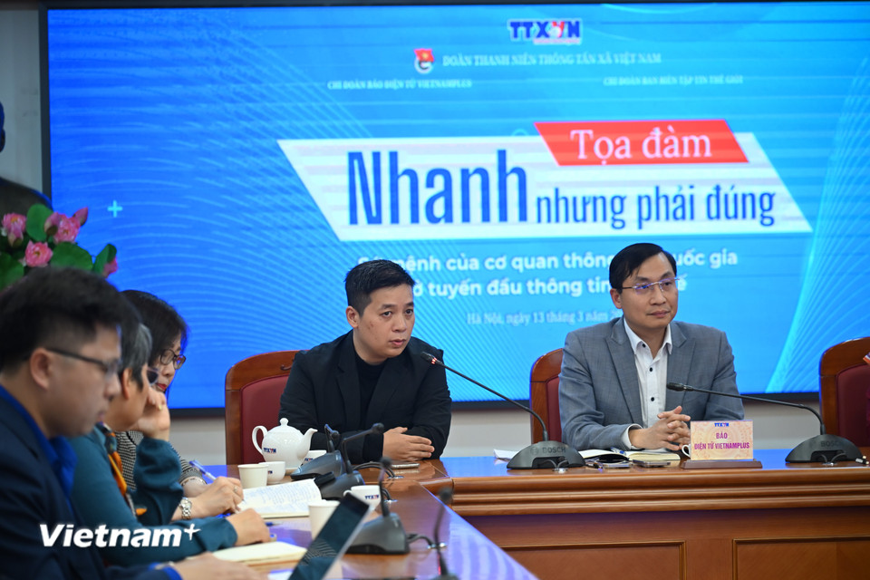 Nhà báo Võ Hoàng Long nêu các lưu ý liên quan đến xử lý thông tin chưa kiểm chứng, thông tin trên mạng xã hội và các giải pháp, công cụ giúp phân biệt thông tin đáng tin cậy. (Ảnh: Minh Anh/Vietnam+)