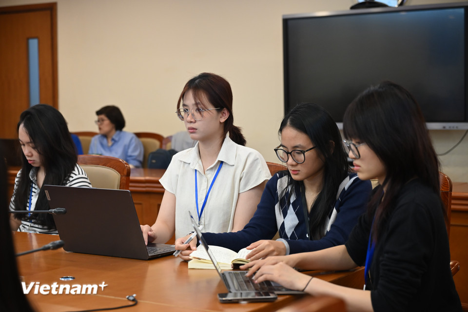 Khán giả của tọa đàm là phóng viên, biên tập viên và cộng tác viên ở nhiều độ tuổi. (Ảnh: Minh Anh/Vietnam+)
