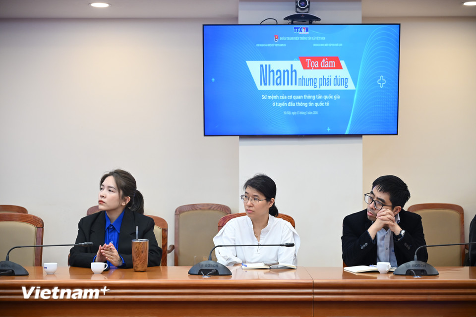 (Các nhà báo, cán bộ đoàn chăm chú lĩnh hội trao đổi nghiệp vụ. Ảnh: Minh Anh/Vietnam+)