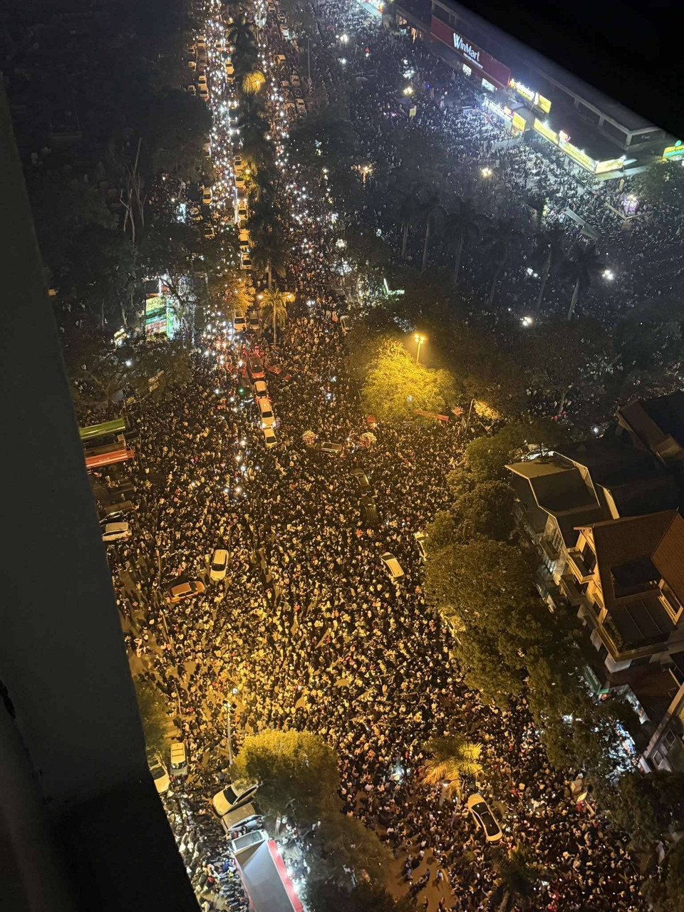 Khu vực lối vào điểm bắn pháo hoa hồ Văn Quán khoảng 22 giờ. (Ảnh: Beat)