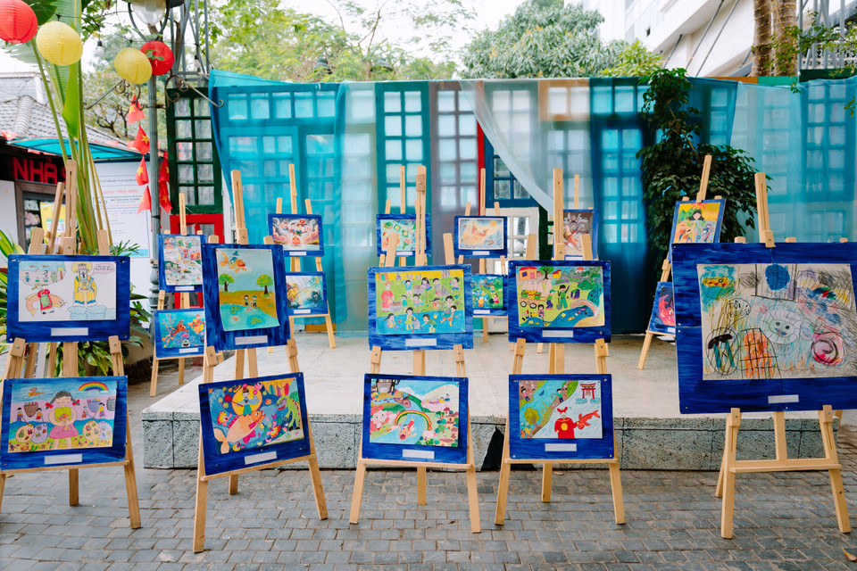 Triển lãm không chỉ có các tranh đơn mà còn cả tác phẩm truyện tranh, lấy chủ đề chung về thông điệp sống xanh cho dịp Tết an lành. (Ảnh: CTV/Vietnam+)