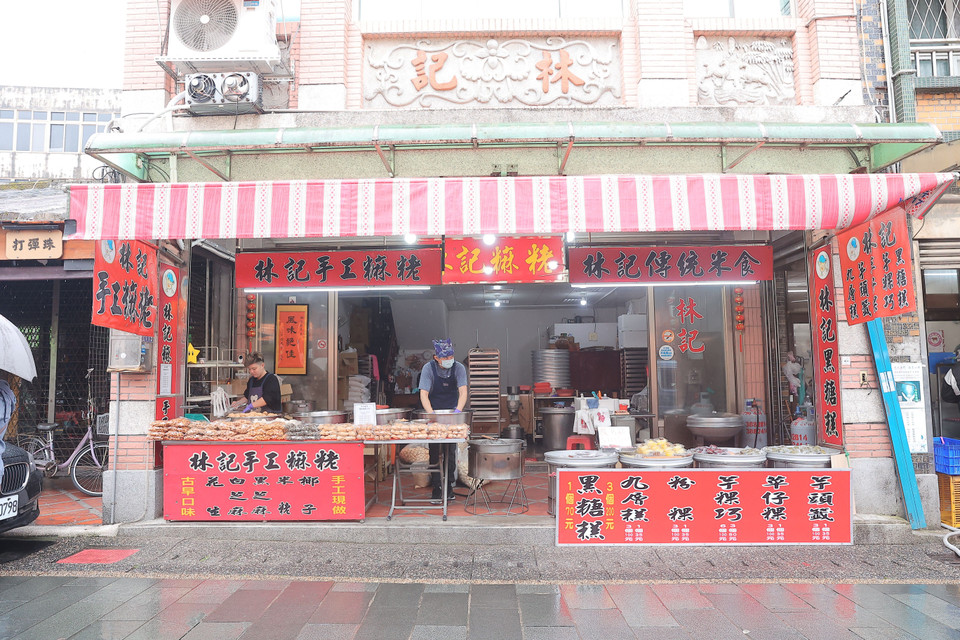 Một tiệm làm kẹo đậu phộng nghiền, kẹo từ bột bạo thủ công với trang trí bắt mắt trong khu vực phố cổ Đại Khê. (Ảnh: Minh Anh/Vietnam+)