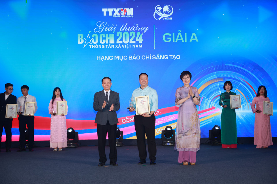Nhà báo Trần Ngọc Long, đại diện cho nhóm tác giả (gồm các tác giả: Nguyễn Hoàng Nhật, Trần Ngọc Long, Võ Hoàng Long, Vũ Thị Bích Hằng, Đoàn Minh Anh, Nguyễn Hoài Nam) của Báo Điện tử VietnamPlus nhận giải A cho "Tác phẩm Kỷ niệm 70 năm giải phóng Thủ đô - Hà Nội linh thiêng và hào hoa." (Ảnh: PV/Vietnam+)