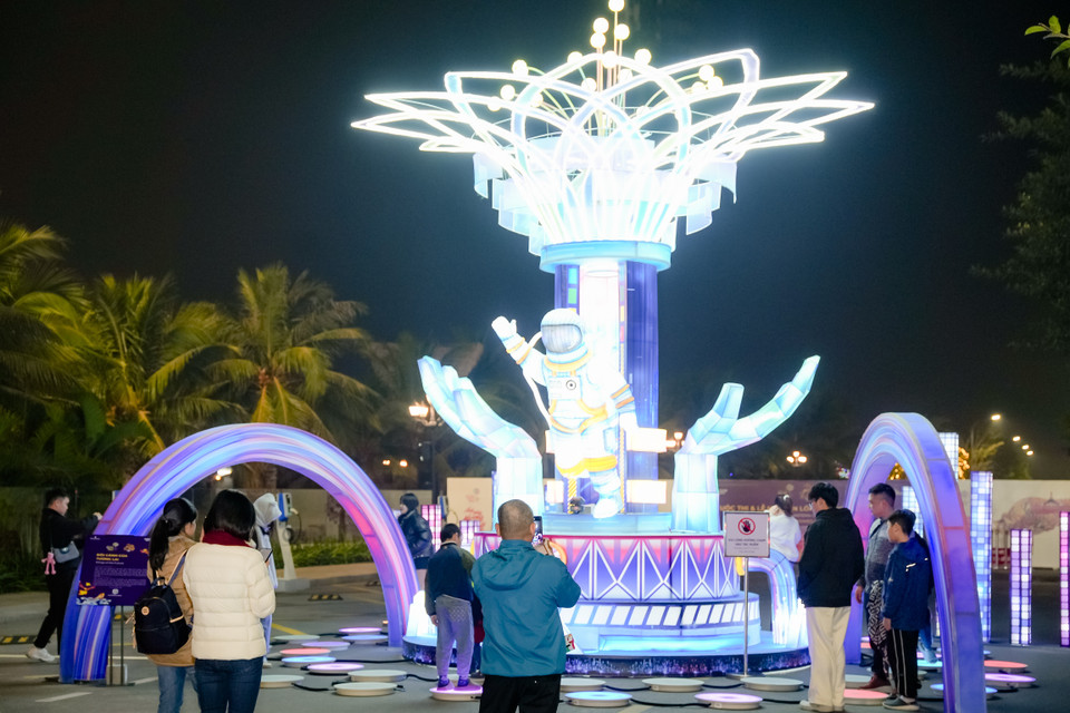 Đồng giải khuyến khích là tác phẩm "Đôi cánh của tương lai" từ Trung Quốc. Tác giả là nghệ nhân ShuiXiu Gong (Coco) từng góp mặt ở nhiều lễ hội đèn lồng khác trên thế giới. (Ảnh: Minh Anh/Vietnam+)