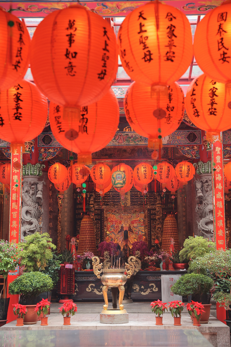 Ngày nay, ngôi đền là điểm đến tâm linh quan trọng của địa phương, tổ chức các lễ hội tưởng nhớ, thờ các vị thần linh trong văn hóa người Khách Gia, Tiều và Tuyền Châu sống tại đây. (Ảnh: Minh Anh/Vietnam+)