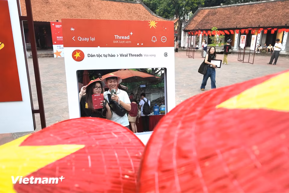 Cùng với tranh là nhiều hoạt động checkin, thể hiện tình yêu nước một cách sáng tạo. (Ảnh: Minh Anh/Vietnam+)